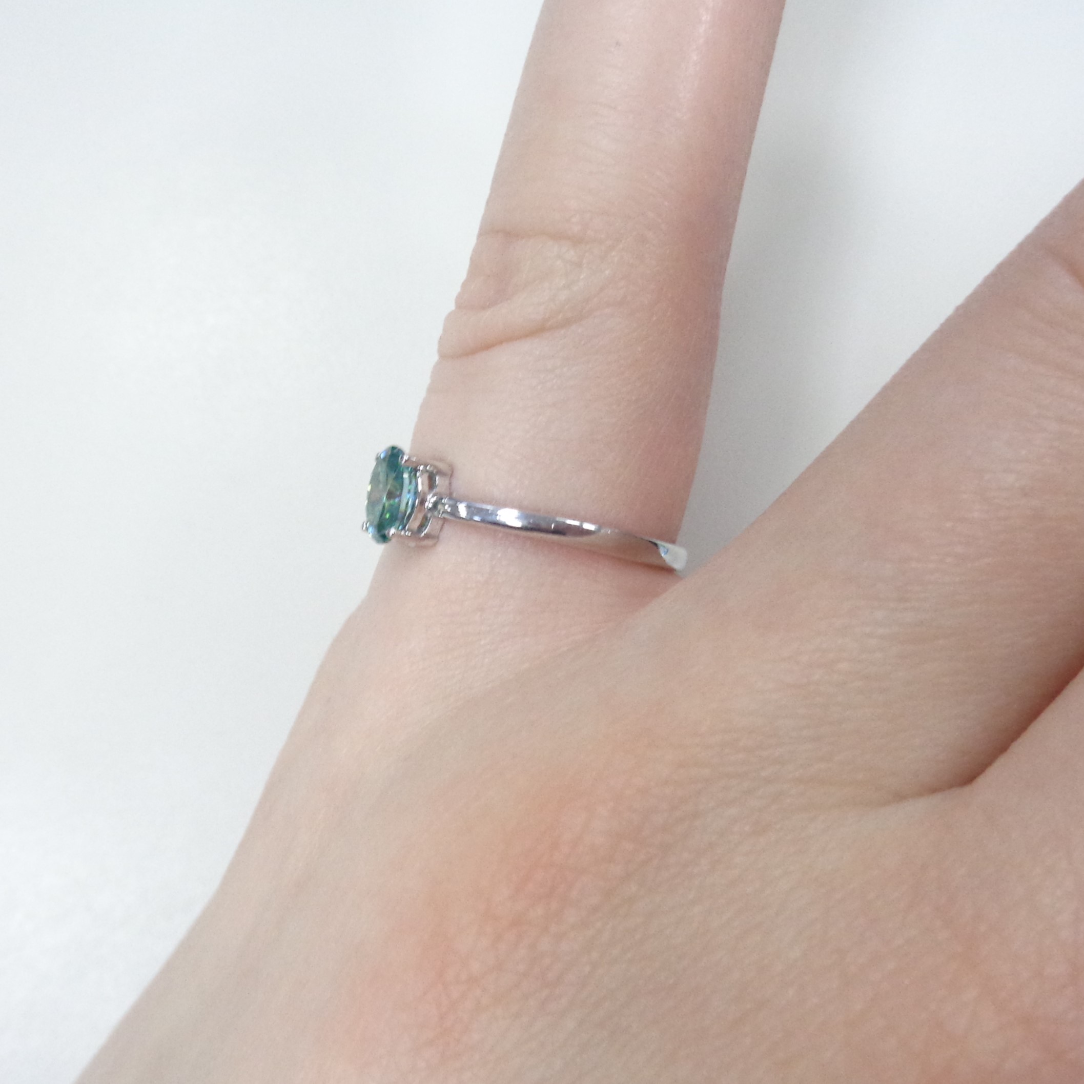 Серебряное кольцо с зеленым муассанитом